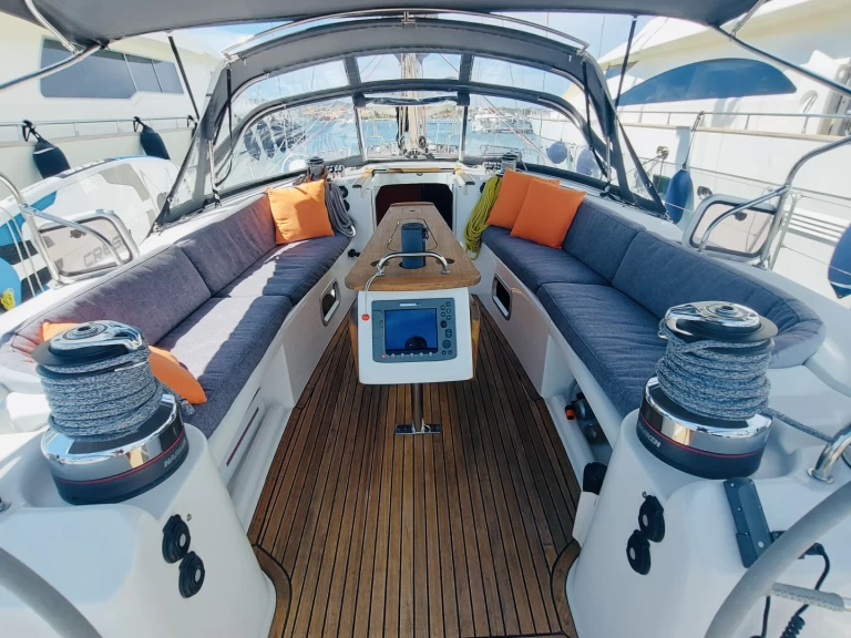 Wynajem Żaglowiec Bénéteau z patentem 