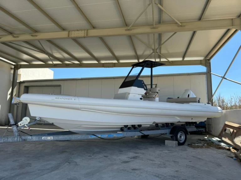 Łódż półsztywna do wynajmu w Platys Gyalós w najlepszej cenie