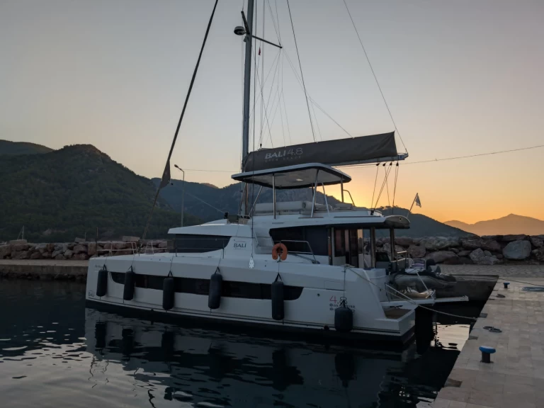 Wynajem Katamaran Bali z patentem 