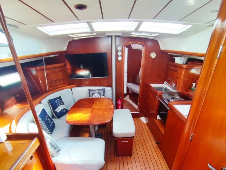 Wynajem Żaglowiec Bénéteau z patentem 