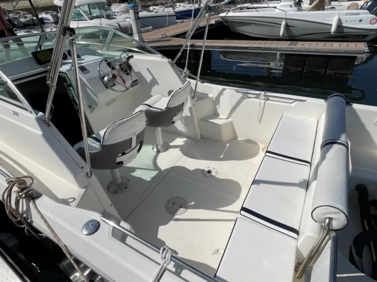 Kelt White Shark 206 między profesjonalistami a osobami prywatnymi w La Trinité-sur-Mer