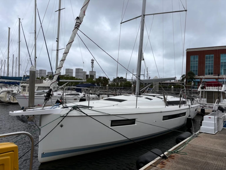 Jeanneau Sun Odyssey 490 między profesjonalistami a osobami prywatnymi w St Petersburg Port