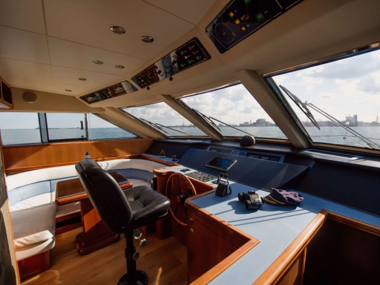 Wynajem Luksusowy jacht Versilcraft z patentem 
