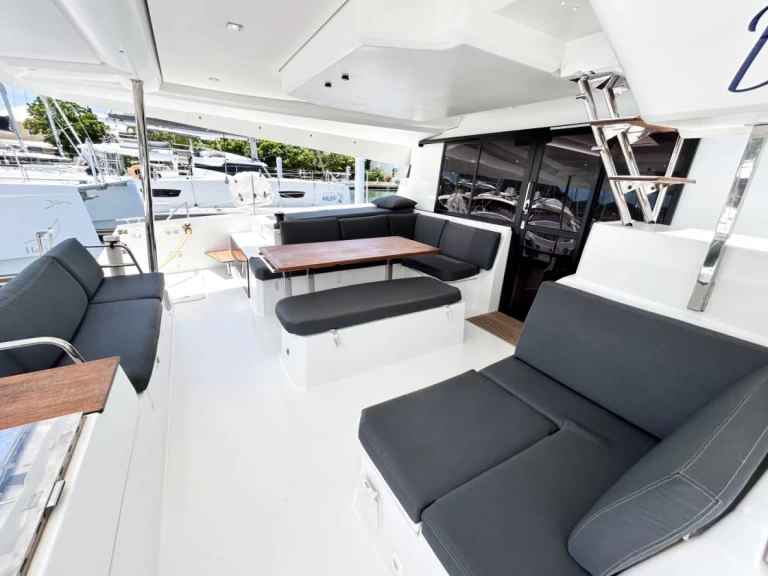 Wynajem Katamaran Fountaine Pajot z patentem 