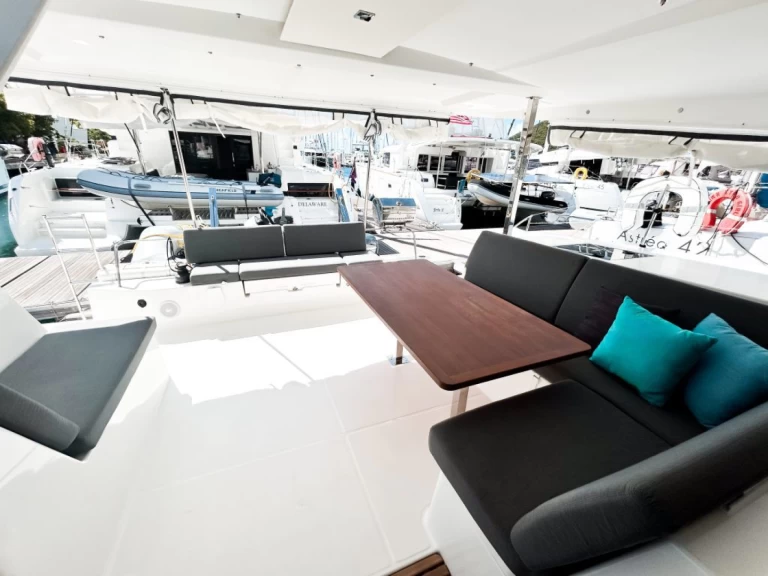 Wynajem Katamaran Fountaine Pajot z patentem 