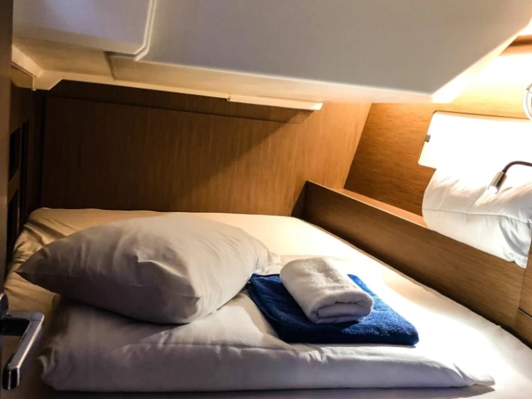 Wynajem Żaglowiec Bénéteau z patentem 