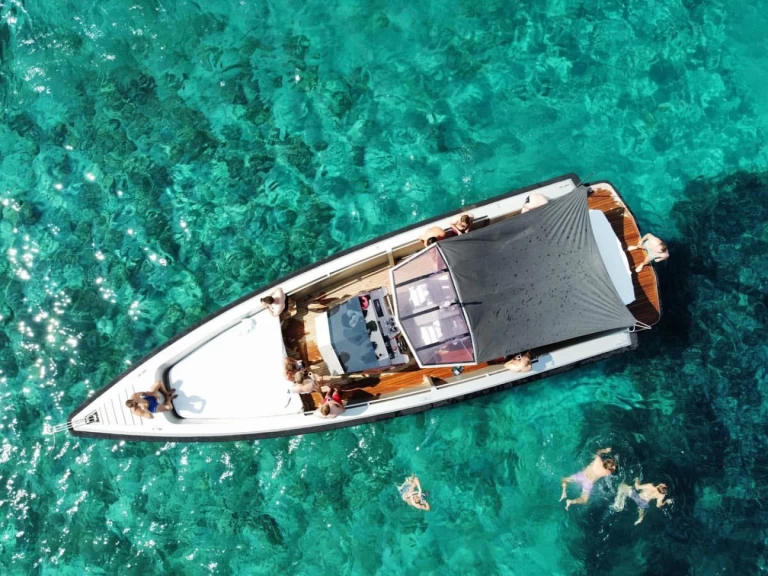 Wynajem Motorówka Wally z patentem 