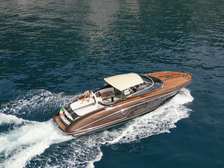 Wynajmij Motorówka z lub bez skippera Riva w Capri