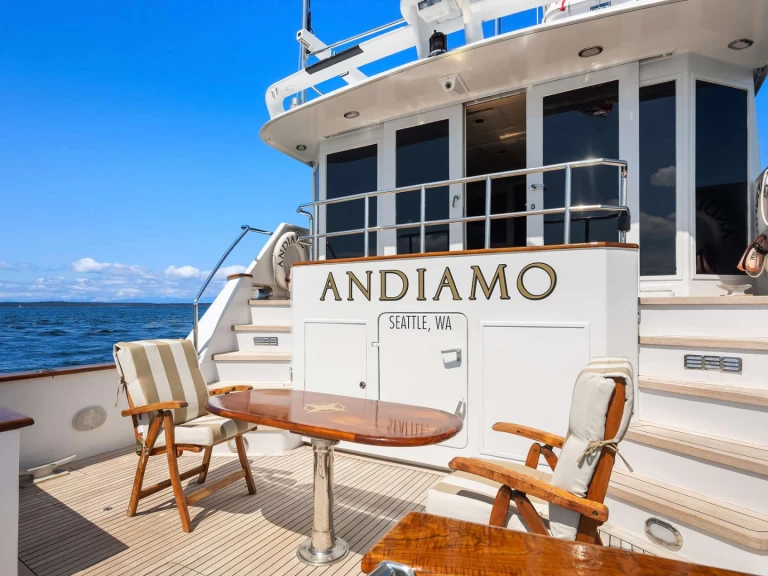 Wynajem Luksusowy jacht Broward z patentem 