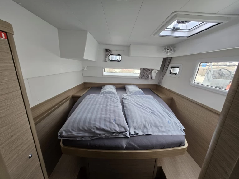 Lagoon Lagoon 42 między profesjonalistami a osobami prywatnymi w Trogir