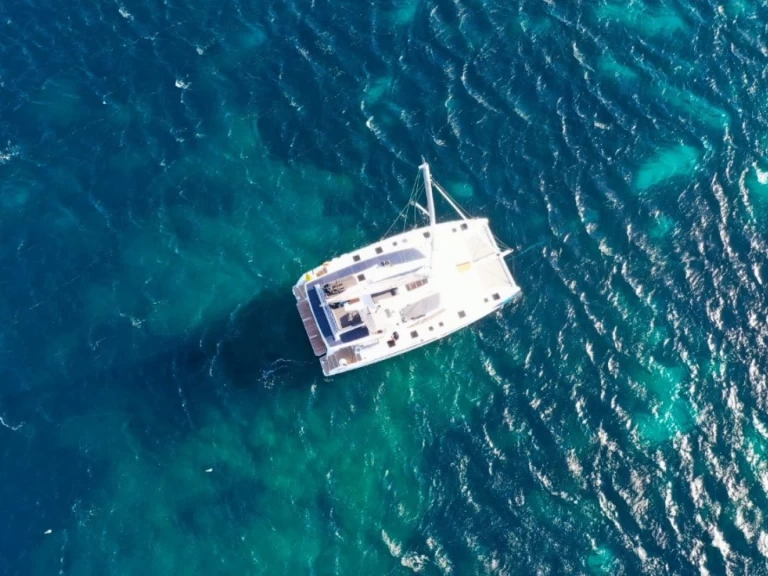 Fountaine Pajot Aura 51 między profesjonalistami a osobami prywatnymi w Donji Seget