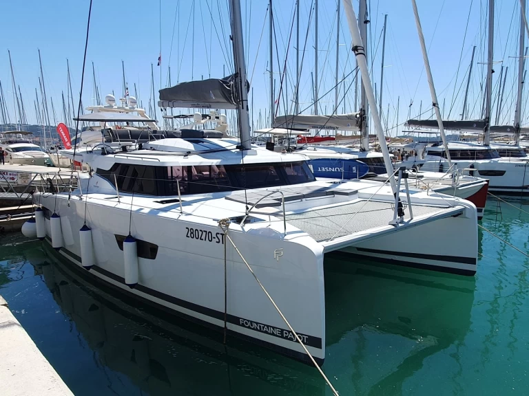 Fountaine Pajot Elba 45 między profesjonalistami a osobami prywatnymi w Donji Seget