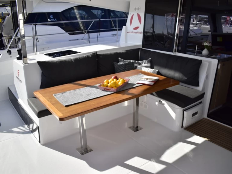 Wynajem Katamaran Fountaine Pajot z patentem 