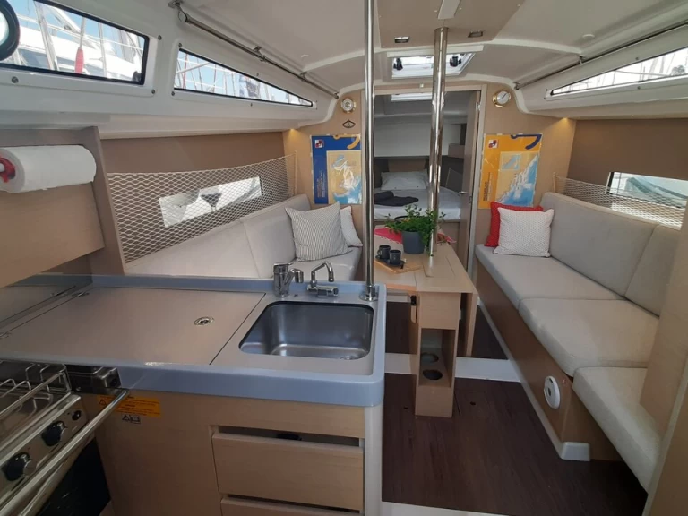 Wynajem Żaglowiec Bénéteau z patentem 