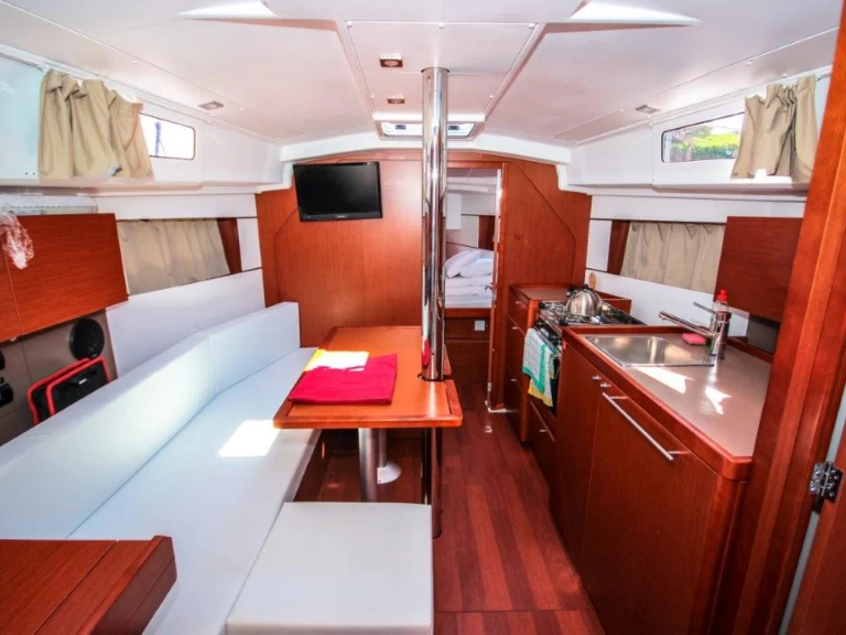 Bénéteau Oceanis 35 między profesjonalistami a osobami prywatnymi w Pomer