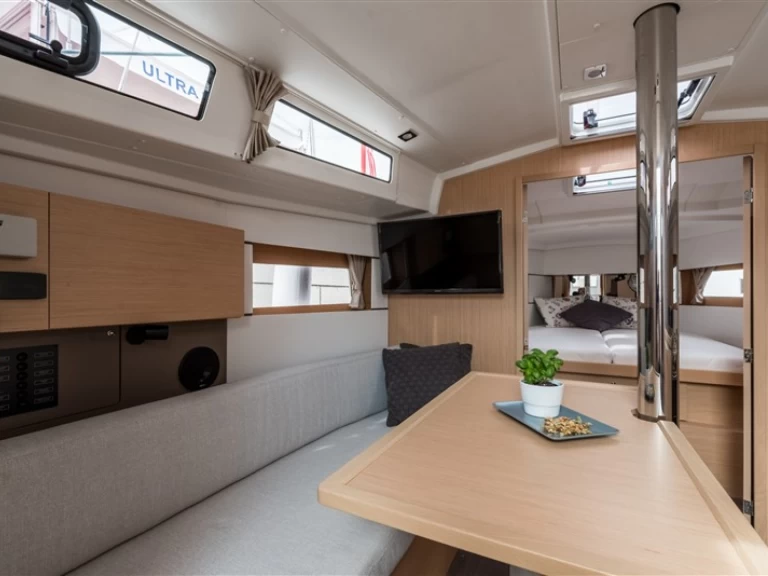 Bénéteau Oceanis 38.1 między profesjonalistami a osobami prywatnymi w Split