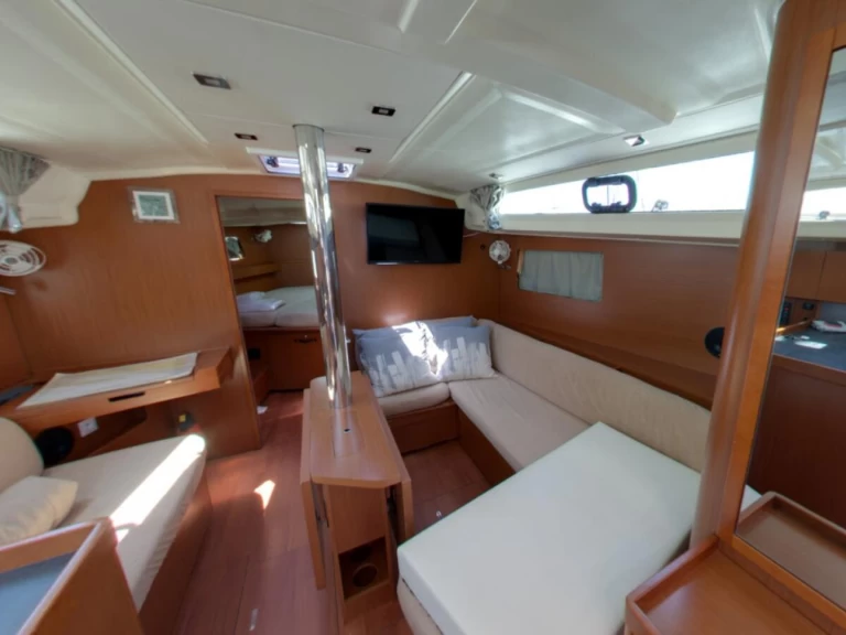 Wynajem Żaglowiec Bénéteau z patentem 