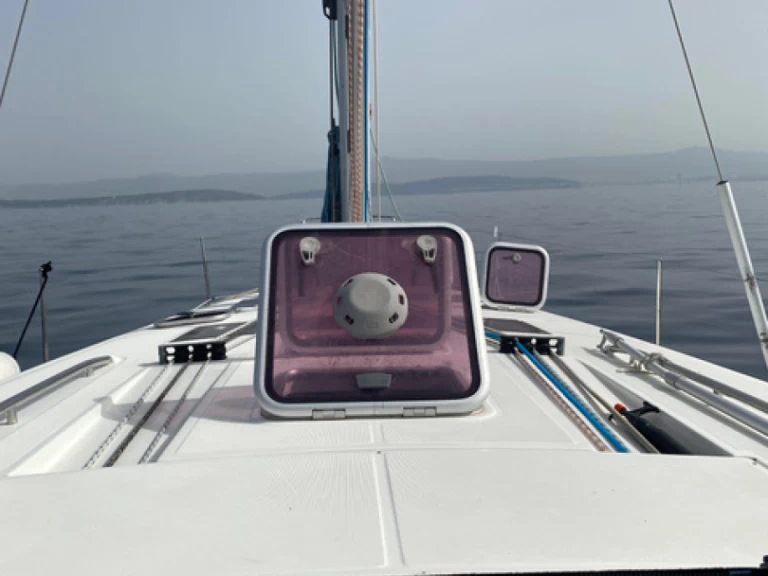 Wynajem Żaglowiec Bénéteau z patentem 