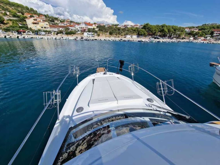 Odysseya Yachts Platinum 40 między profesjonalistami a osobami prywatnymi w Murter-Kornati