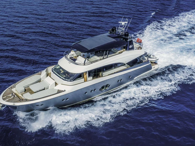 MonteCarloYachts GIORGIO między profesjonalistami a osobami prywatnymi w Kumbor