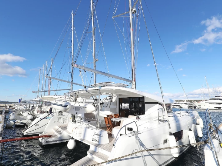 Lagoon Lagoon 42 między profesjonalistami a osobami prywatnymi w Murter-Kornati