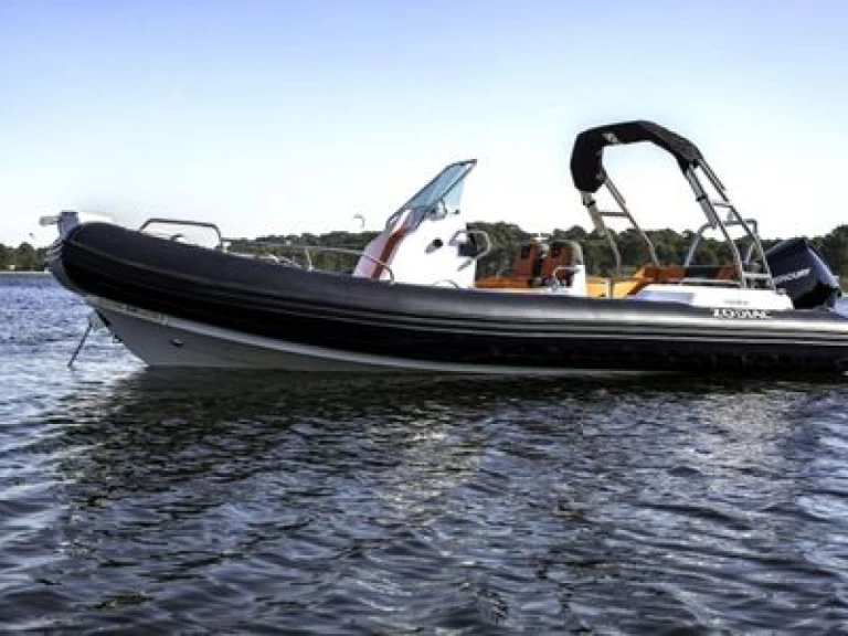 Łódż półsztywna do wynajmu w Arzon w najlepszej cenie