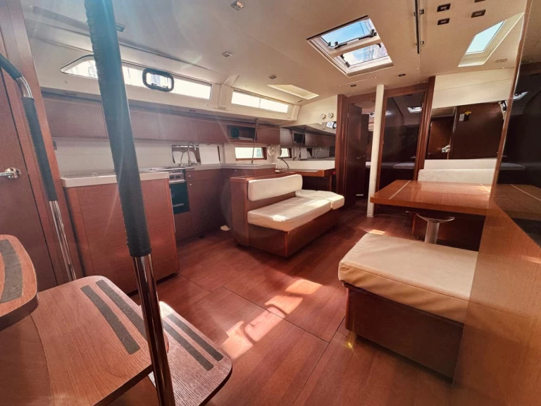 Wynajem Żaglowiec Bénéteau z patentem 