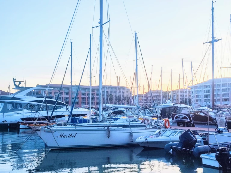 Dufour Dufour 36 między profesjonalistami a osobami prywatnymi w Port Fréjus