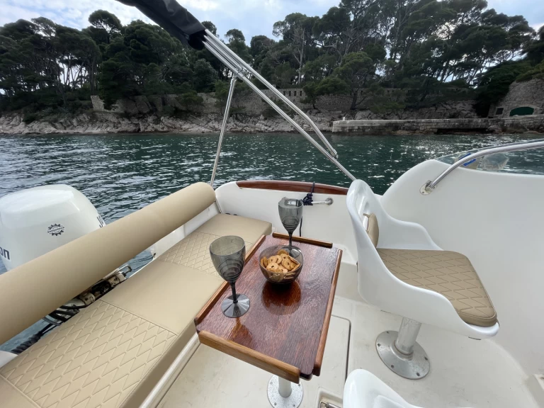 Wynajem Motorówka Jeanneau z patentem 