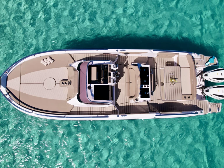 Ranieri 330 LX między profesjonalistami a osobami prywatnymi w Marina Ibiza