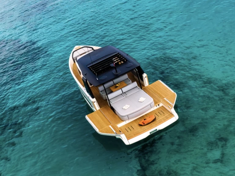 Cranchi A46 między profesjonalistami a osobami prywatnymi w Marina Ibiza