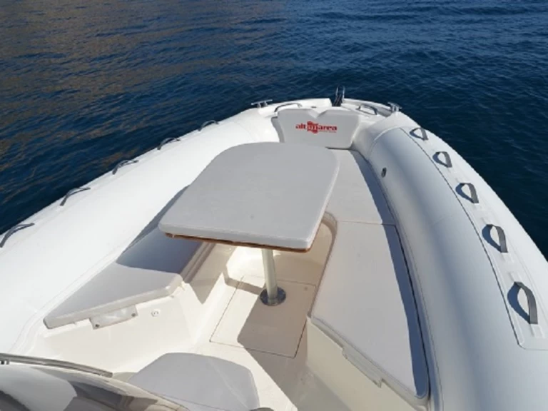 Łódż półsztywna do wynajmu w Sardynia w najlepszej cenie