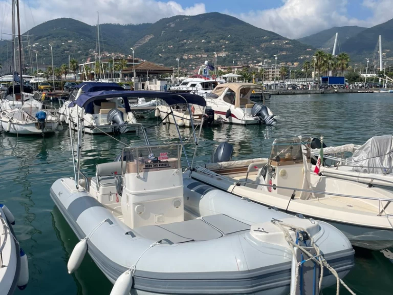 Wynajmij Łódż półsztywna z lub bez skippera Lomac w La Spezia