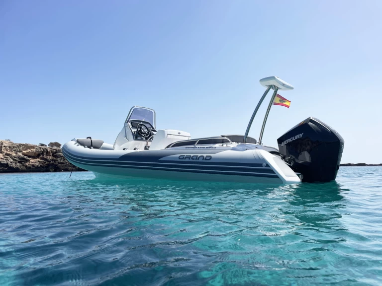 Grand Boats Golden Line G650LF między profesjonalistami a osobami prywatnymi w Mahon Port