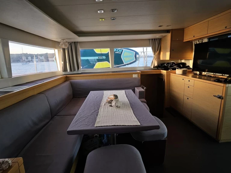 Wynajem Katamaran Lagoon z patentem 