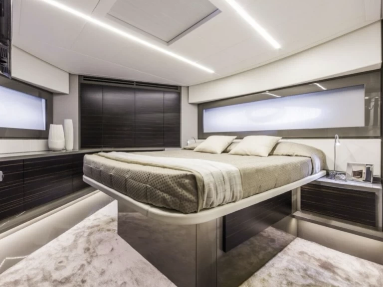 Wynajem łodzi Ibiza Town tanio Pershing 62