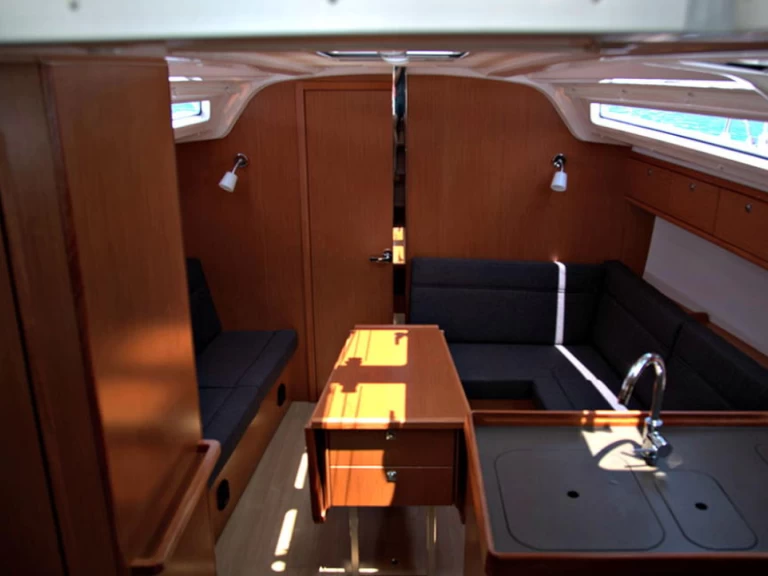 Wynajem Żaglowiec Bavaria z patentem 