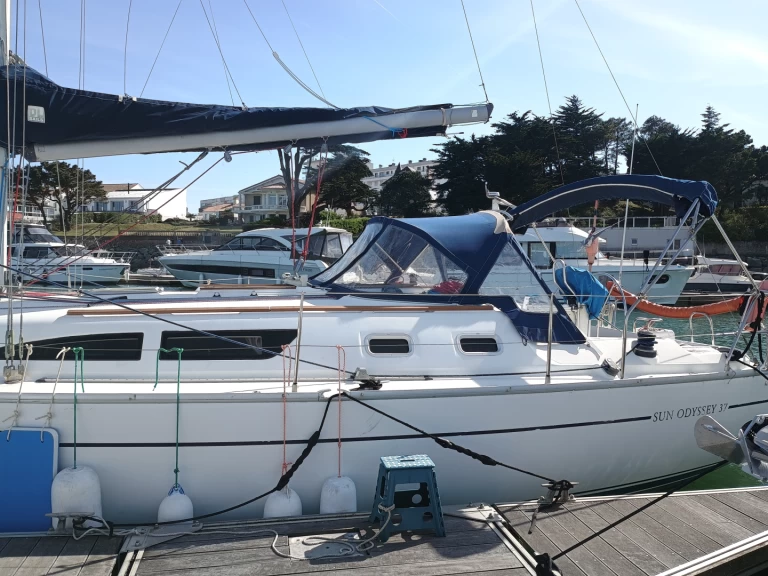 Jeanneau Sun Odyssey 37 między profesjonalistami a osobami prywatnymi w Saint-Gilles-Croix-de-Vie