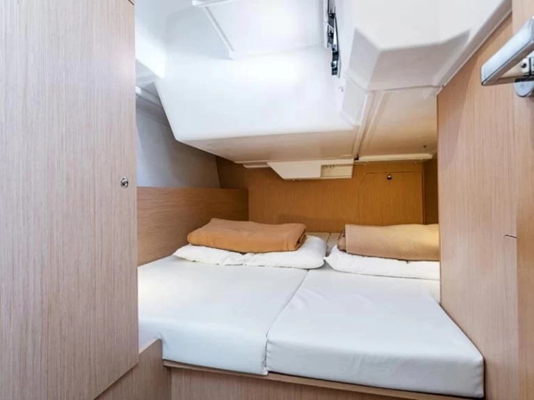 Bénéteau Oceanis 38 między profesjonalistami a osobami prywatnymi w Empuriabrava