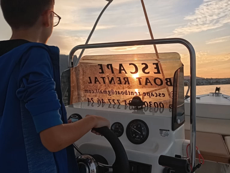 Thomas Tempest  między profesjonalistami a osobami prywatnymi w Chersonisos