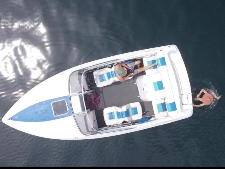 Rinker Captiva 209 między profesjonalistami a osobami prywatnymi w Cannobio