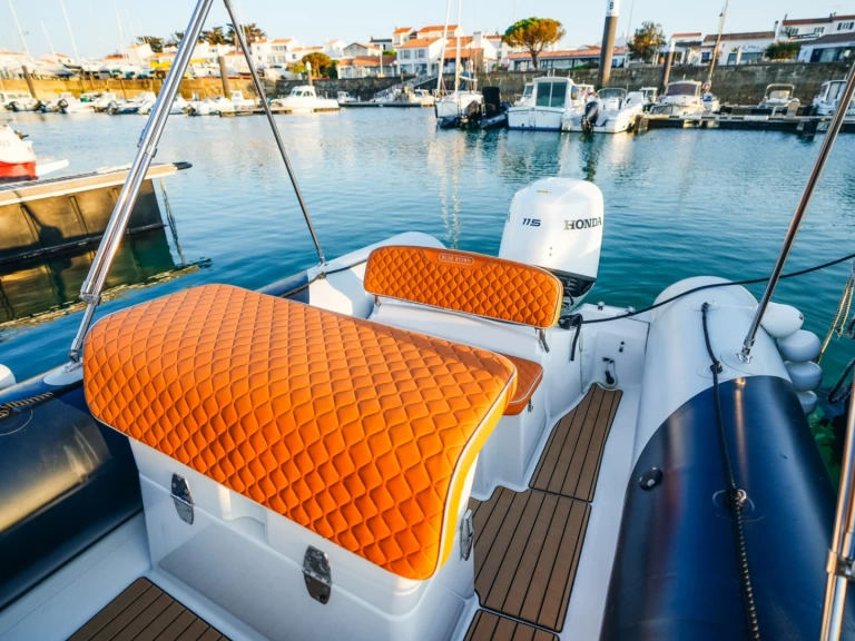 Łódż półsztywna do wynajmu w L'Herbaudière w najlepszej cenie