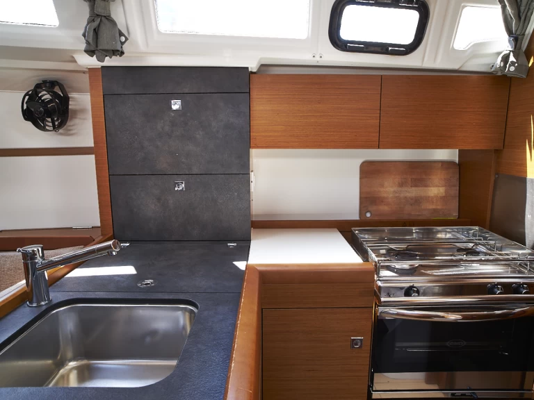 Jeanneau Sun Odyssey 349 między profesjonalistami a osobami prywatnymi w Biograd na Moru