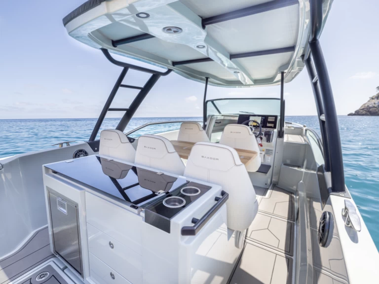 Saxdor 270 między profesjonalistami a osobami prywatnymi w Santa Eularia des Riu