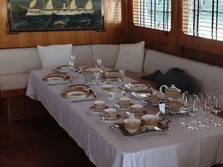 Luksusowy jacht do wynajmu w Agios Kosmas Marina w najlepszej cenie