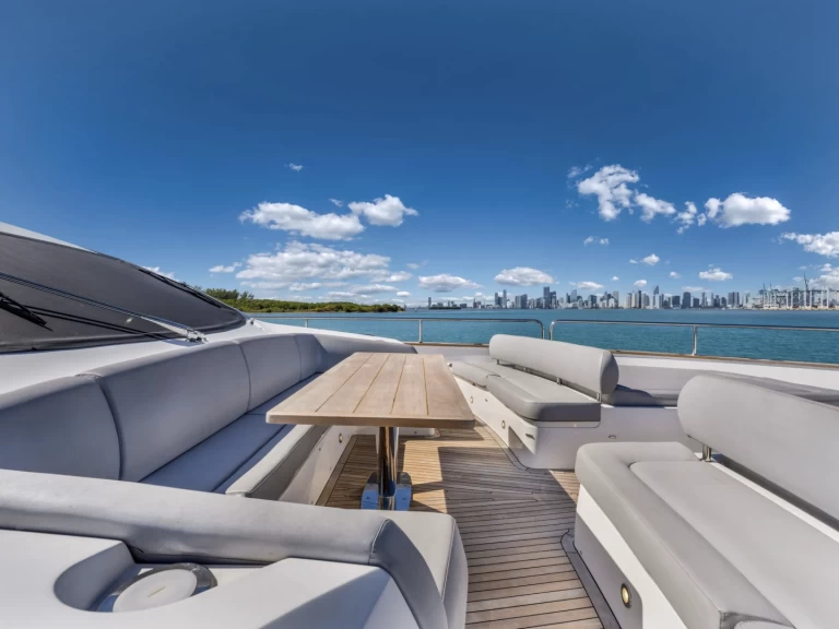Sunseeker 96 między profesjonalistami a osobami prywatnymi w South Miami Beach