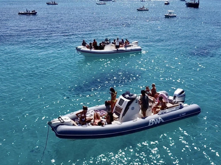 Łódż półsztywna do wynajmu w Porto Rotondo w najlepszej cenie