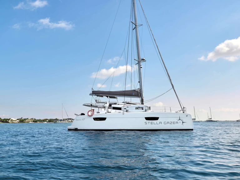 Fountaine Pajot Stella Gazer między profesjonalistami a osobami prywatnymi w Nassau