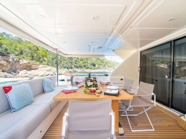 Custom Line MILENA między profesjonalistami a osobami prywatnymi w Tivat