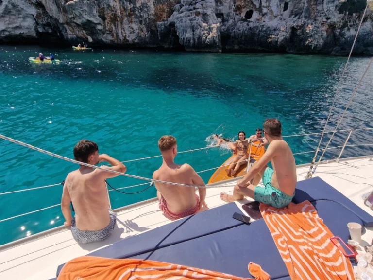 Bavaria Bavaria 42 Cruiser między profesjonalistami a osobami prywatnymi w Mahon Port